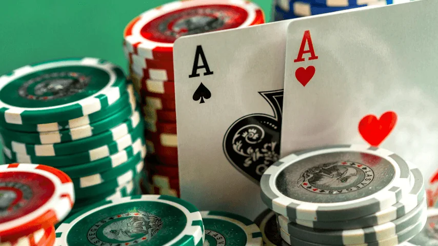 Tampilan meja kasino digital dengan kartu dan chip permainan
